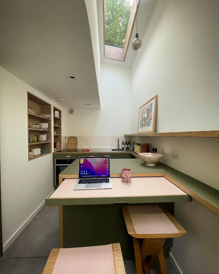 Entire Home On Victoria Park London Apartment